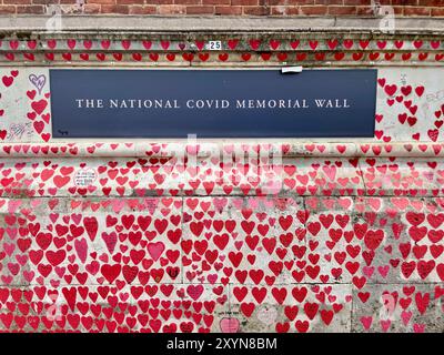 Il muro commemorativo nazionale del covid lambeth westminster thames bankside londra inghilterra Regno Unito Foto Stock