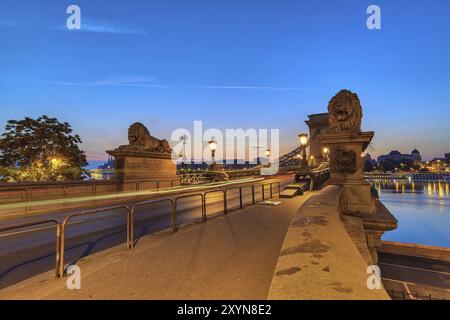 Budapest Ungheria, Sunrise skyline della città presso il Ponte della Catena Foto Stock