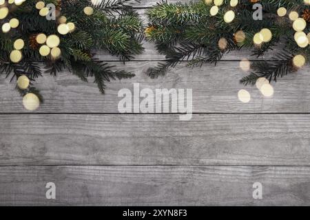 Ramo di pino su sfondo in legno grigio rustico, vista dall'alto, spazio per copie, biglietto di Natale o Capodanno Foto Stock