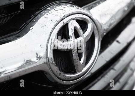 San Pietroburgo, Russia - 2 aprile 2021: Il logo dell'azienda Toyota Motor Corporation è sulla griglia frontale dell'auto nera, foto ravvicinata con morbido e selettivo Foto Stock