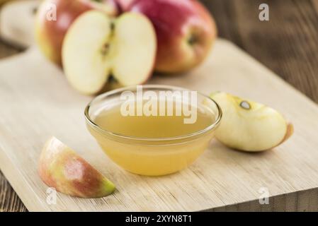 Porzione di fresche fatte di salsa di mele (messa a fuoco selettiva) su sfondo di legno Foto Stock