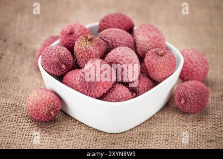 I litchi su un sfondo vintage come dettagliato di close-up shot (messa a fuoco selettiva) Foto Stock