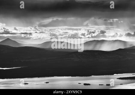 Vista del lago Femunden e delle catene montuose, Hedmark Fylke, Norvegia, luglio 2011, Europa Foto Stock