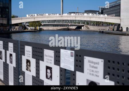 MIT einer Aktion zum 34. Tag der Unabhängigkeit der Ukraine demonstrieren Ukrainer vor dem Berliner Kanzleramt. / Con una manifestazione per celebrare il 34 ° giorno dell'indipendenza dell'Ucraina, la gente manifesta alla Cancelleria di Berlino. Snapshot-Photography/K.M.Krause *** con una manifestazione per celebrare il 34° giorno dell'indipendenza dell'Ucraina, gli ucraini manifestano alla Cancelleria di Berlino snapshot Photography K M Krause Foto Stock