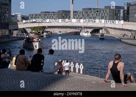 MIT einer Aktion zum 34. Tag der Unabhängigkeit der Ukraine demonstrieren Ukrainer vor dem Berliner Kanzleramt. / Con una manifestazione per celebrare il 34 ° giorno dell'indipendenza dell'Ucraina, la gente manifesta alla Cancelleria di Berlino. Snapshot-Photography/K.M.Krause *** con una manifestazione per celebrare il 34° giorno dell'indipendenza dell'Ucraina, gli ucraini manifestano alla Cancelleria di Berlino snapshot Photography K M Krause Foto Stock