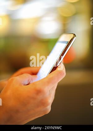 Chiudere l immagine di mani femminili utilizza lo smartphone durante la notte street Foto Stock