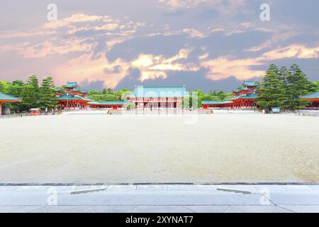 Ampio cortile interno con l'edificio principale di Taikyokuden centrato sul santuario shintoista Heian-Jingu durante il tramonto serale a Kyoto, Giappone, Asia Foto Stock