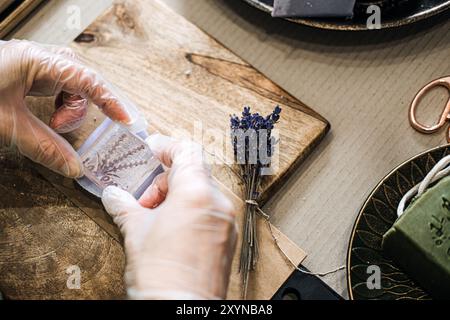 Primo piano di sapone lavanda fatto a mano con timbro floreale. Cura della pelle naturale, produzione di saponi artigianali, bellezza biologica, vita sostenibile, eco Foto Stock