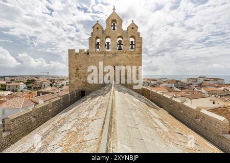 La chiesa di Saintes-Maries-de-la-Mer, nel sud della Francia Foto Stock