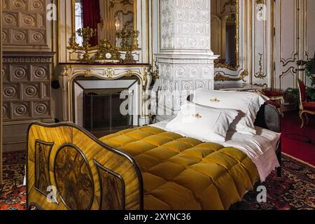 VIENNA, AUSTRIA - 15 MAGGIO 2019: Questa è la camera da letto dell'imperatrice Sisi negli appartamenti imperiali del Palazzo Hofburg. Foto Stock