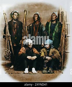 Gruppo di lavoratori in abito invernale 1871 barone Raimund von Stillfried - barone Raimund von Stillfried-Rathenitz - 1839- 1911, ufficiale militare austriaco e primo fotografo professionista in Giappone. Foto giapponese in bianco e nero colorata a mano Giappone fine XIX - inizio del XX secolo fotografia d'albume d'epoca ( storia storica ) riproduzione digitale migliorata . Foto Stock