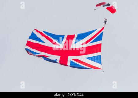 Bournemouth, Dorset, Regno Unito. 30 agosto 2024. La squadra di paracadutisti Red Devils, famosa in tutto il mondo, dell'esercito britannico, sfoggia una bandiera Union Jack di 5000 metri quadrati al Bournemouth Air Festival. Crediti: Stuart Robertson/Alamy Live News. Foto Stock