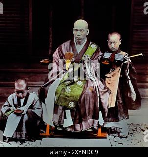 Sacerdote buddista con due accoliti - sacerdote buddista e due ragazzi a un temple1895 di Seibei Kajima, attivo nel periodo Meiji (1868-1912). “Fotografo milionario”, che ha contribuito molto al mondo della fotografia in Giappone. Foto giapponese in bianco e nero colorata a mano Giappone fine XIX - inizio del XX secolo fotografia d'albume d'epoca ( storia storica ) riproduzione digitale migliorata . Foto Stock