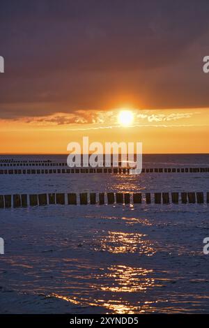 Tramonto sul Mar Baltico. Mare, fagioli dai colori forti. Vacanza sulla spiaggia. Atmosfera romantica sul darss. Foto in orizzontale Foto Stock