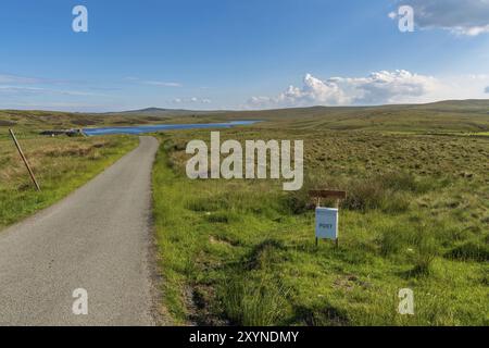 Una cassetta delle lettere nel paesaggio gallese vicino a Llansannan, Conwy, Galles, Regno Unito, con Aled ISAF sullo sfondo Foto Stock