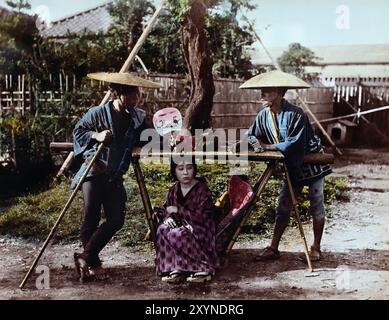 Woman and Palanquin Bearers 1890 di Seibei Kajima, attivo nel periodo Meiji (1868-1912). “Fotografo milionario”, che ha contribuito molto al mondo della fotografia in Giappone. Foto giapponese in bianco e nero colorata a mano Giappone fine XIX - inizio del XX secolo fotografia d'albume d'epoca ( storia storica ) riproduzione digitale migliorata. Foto Stock