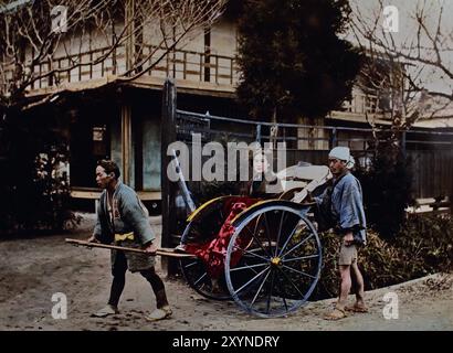 Donna in risciò 1890 ( Casa da tè The Kashiwaya nel villaggio di Negishi vicino a Yokohama, di Tamura Kozaburo, giapponese foto in bianco e nero colorato a mano Giappone fine XIX - inizio del XX secolo fotografia di albume d'epoca ( storia storica ) riproduzione digitale migliorata . Foto Stock