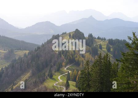 Paesaggio alpino autunnale. Sentiero panoramico a piedi sulla vetta dello Zwolferhorn a Sankt Gilgen, Austria. Vista panoramica. Foto Stock