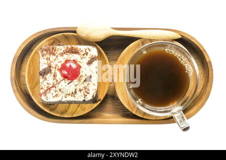 Vista superiore della torta al cioccolato e una tazza di caffè nel piatto di legno su sfondo bianco Foto Stock