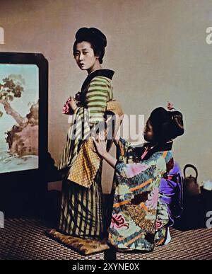 Donna vestita nel 1895 da Seibei Kajima, attiva nel periodo Meiji (1868-1912). “Fotografo milionario”, che ha contribuito molto al mondo della fotografia in Giappone. Foto giapponese in bianco e nero colorata a mano Giappone fine XIX - inizio del XX secolo fotografia d'albume d'epoca ( storia storica ) riproduzione digitale migliorata. Foto Stock