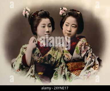 Two Girls 1885 di Seibei Kajima, attiva nel periodo Meiji (1868-1912). “Fotografo milionario”, che ha contribuito molto al mondo della fotografia in Giappone. Foto giapponese in bianco e nero colorata a mano Giappone fine XIX - inizio del XX secolo fotografia d'albume d'epoca ( storia storica ) riproduzione digitale migliorata . Foto Stock