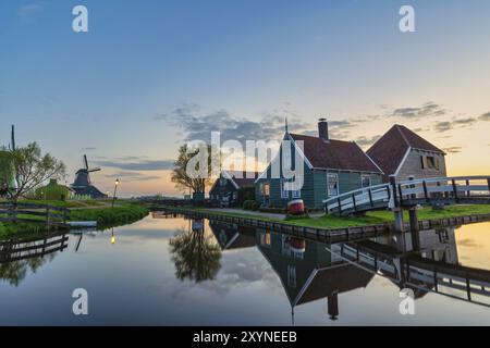 Amsterdam Paesi Bassi, il paesaggio dell'alba del mulino a vento olandese e la casa tradizionale a Zaanse Schans Village Foto Stock