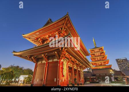 Tokyo, Giappone, 26 ottobre 2017: Skyline notturno della città e passeggiata turistica al Tempio di Asakusa (senso-Ji), Asia Foto Stock