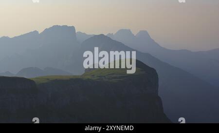 Mattina presto nelle Alpi svizzere. Scena estiva sul Chaserrugg. Vette montuose all'alba Foto Stock