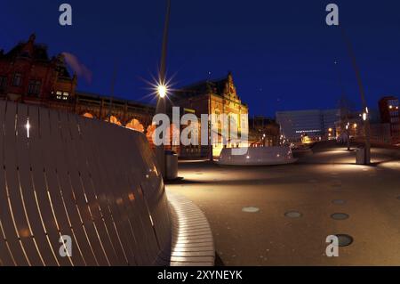 Stazione centrale di Groningen di notte, Paesi Bassi Foto Stock