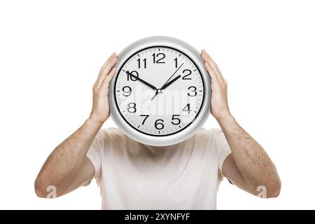 Uomo che tiene in mano un grande orologio da parete per ufficio che mostra l'ora isolata sul bianco Foto Stock