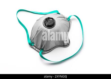 Maschera di sicurezza per protezione dalla polvere, respiratore con maschera per l'industria edile isolato su sfondo bianco Foto Stock