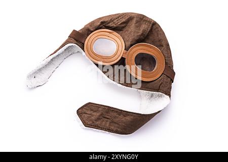 Cappello da aviazione vintage con occhiali, casco da aviatore retrò, berretto da pilota isolato su sfondo bianco Foto Stock