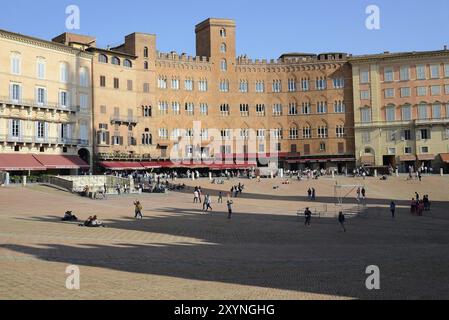 Piazza del campo, turisti, Fontana Gaia, alberghi, ristoranti, ombre Foto Stock