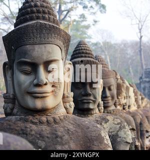 Statue sul ponte di Angkor Wat, Cambogia, Asia Foto Stock