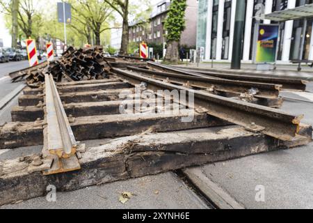 Il sito di costruzione di una linea di tram, binari e traversine ferroviarie sono in fase di sostituzione e sono impilati sulla strada, Duesseldorf, Germania, Europa Foto Stock