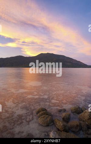 Barriera corallina sotto il mare delle Andamane che riflette una splendida serie di nuvole rosa al tramonto sull'isola paradisiaca, Ko Lipe, Thailandia, Asia Foto Stock