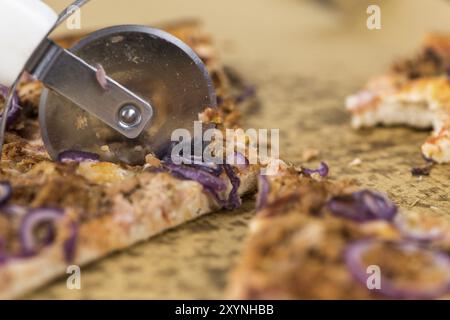 Porzione di pizza a fette (primo piano dettagliato, messa a fuoco selettiva) Foto Stock