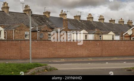 Case dietro un muro in una strada a Taunton, Somerset, Inghilterra, Regno Unito Foto Stock