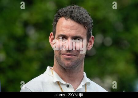 Bene, Francia. 29 agosto 2024. Mark Cavendish visto durante la cerimonia. Mark Cavendish, detentore del record di vittorie a tappe nel Tour de France, è diventato cittadino onorario della città di Nizza durante una cerimonia presieduta dal sindaco Christian Estrosi nei giardini di Villa Massena a Nizza. Credito: SOPA Images Limited/Alamy Live News Foto Stock