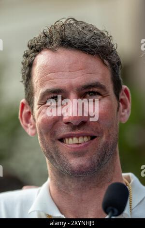 Bene, Francia. 29 agosto 2024. Mark Cavendish visto durante la cerimonia. Mark Cavendish, detentore del record di vittorie a tappe nel Tour de France, è diventato cittadino onorario della città di Nizza durante una cerimonia presieduta dal sindaco Christian Estrosi nei giardini di Villa Massena a Nizza. Credito: SOPA Images Limited/Alamy Live News Foto Stock