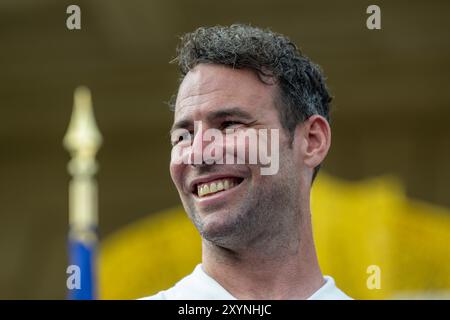 Bene, Francia. 29 agosto 2024. Mark Cavendish visto durante la cerimonia. Mark Cavendish, detentore del record di vittorie a tappe nel Tour de France, è diventato cittadino onorario della città di Nizza durante una cerimonia presieduta dal sindaco Christian Estrosi nei giardini di Villa Massena a Nizza. Credito: SOPA Images Limited/Alamy Live News Foto Stock