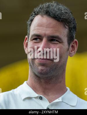 Bene, Francia. 29 agosto 2024. Mark Cavendish visto durante la cerimonia. Mark Cavendish, detentore del record di vittorie a tappe nel Tour de France, è diventato cittadino onorario della città di Nizza durante una cerimonia presieduta dal sindaco Christian Estrosi nei giardini di Villa Massena a Nizza. Credito: SOPA Images Limited/Alamy Live News Foto Stock