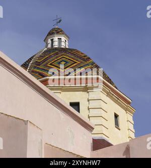 La cupola della Chiesa di San Michele, uno dei punti di riferimento della città di Alghero sull'isola mediterranea italiana della Sardegna, la cupola del CH Foto Stock