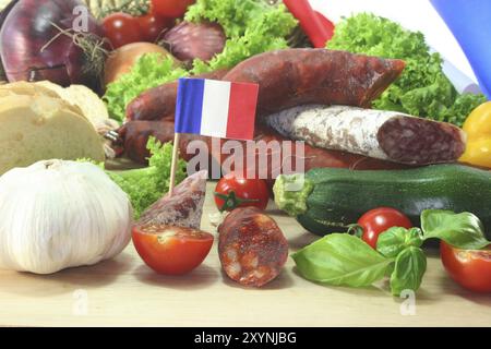 Salame francese essiccato all'aria con verdure ed erbe aromatiche Foto Stock