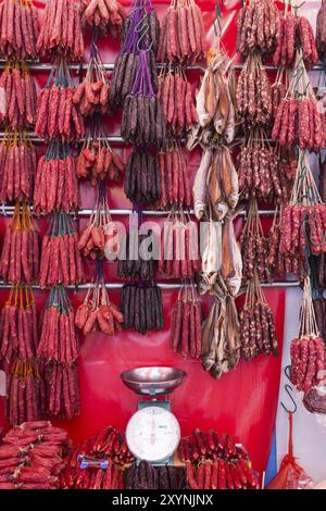 Salsicce in vendita al mercato di Chinatown, Singapore, Asia Foto Stock