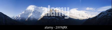 Vista panoramica dello splendido cielo blu dietro la catena montuosa dell'Annapurna dell'Himalaya e delle cime innevate in una fredda mattina primaverile vista da Ghyaru, Nepal, Foto Stock