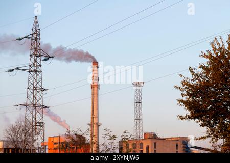 Essiccazione del carbone grezzo in una fabbrica. Nastri per il trasporto alla centrale termoelettrica. Il fumo inquina l'ambiente. Foto Stock