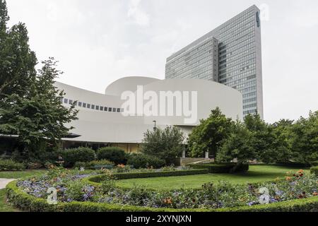 Schauspielhaus e Dreischeibenhaus, Duesseldorf, Renania settentrionale-Vestfalia, Germania, Europa Foto Stock