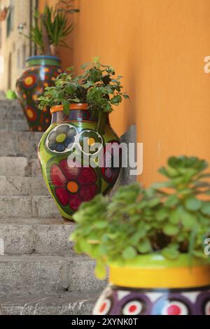 Vasi tradizionali dipinti a Taormina nelle scale, Sicilia, Italia, Europa Foto Stock