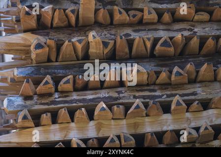 Pali di recinzione in legno impilati Foto Stock